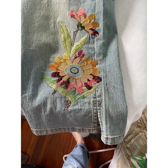 Two Girls Dancing distressed Capri embroidered jeans, size 6 - Picture 6 of 6